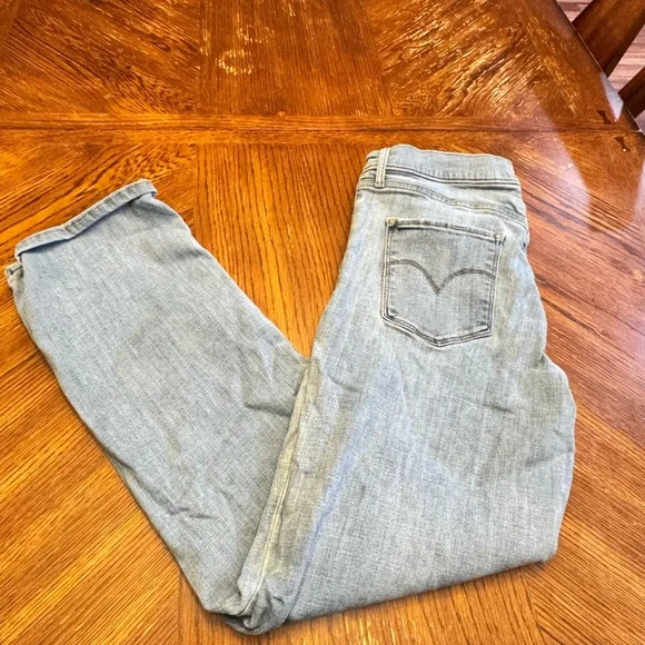 Women's Levi's Classic Light Blue Jeans - Picture 3 of 6